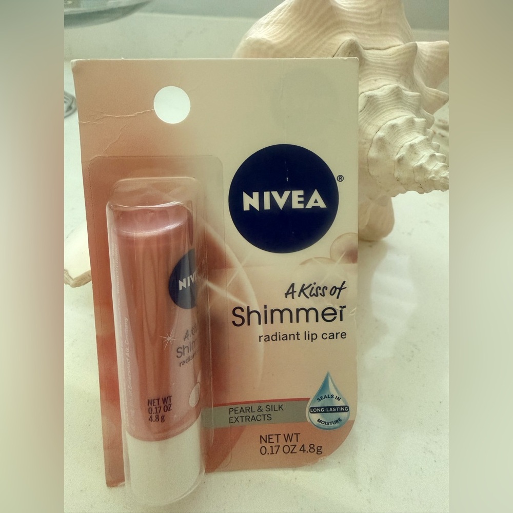 A Kiss of Shimmer Radiant Lip Care - Pearl Pink